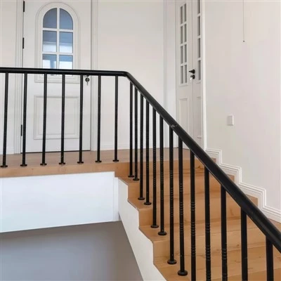 Modernūs rankiniai laiptų turėklai